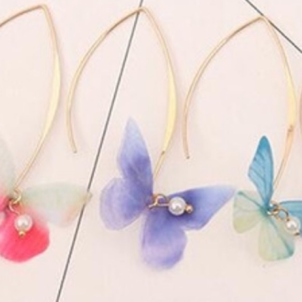 (SOLD OUT) Butterfly earrings with pearl